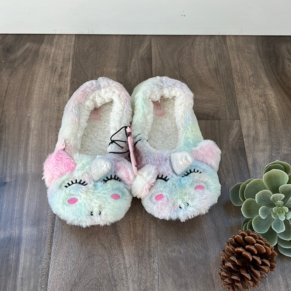🎁4/$25 - ARDENE plush unicorn slippers - size 3/4 - NEW - Picture 2 of 6